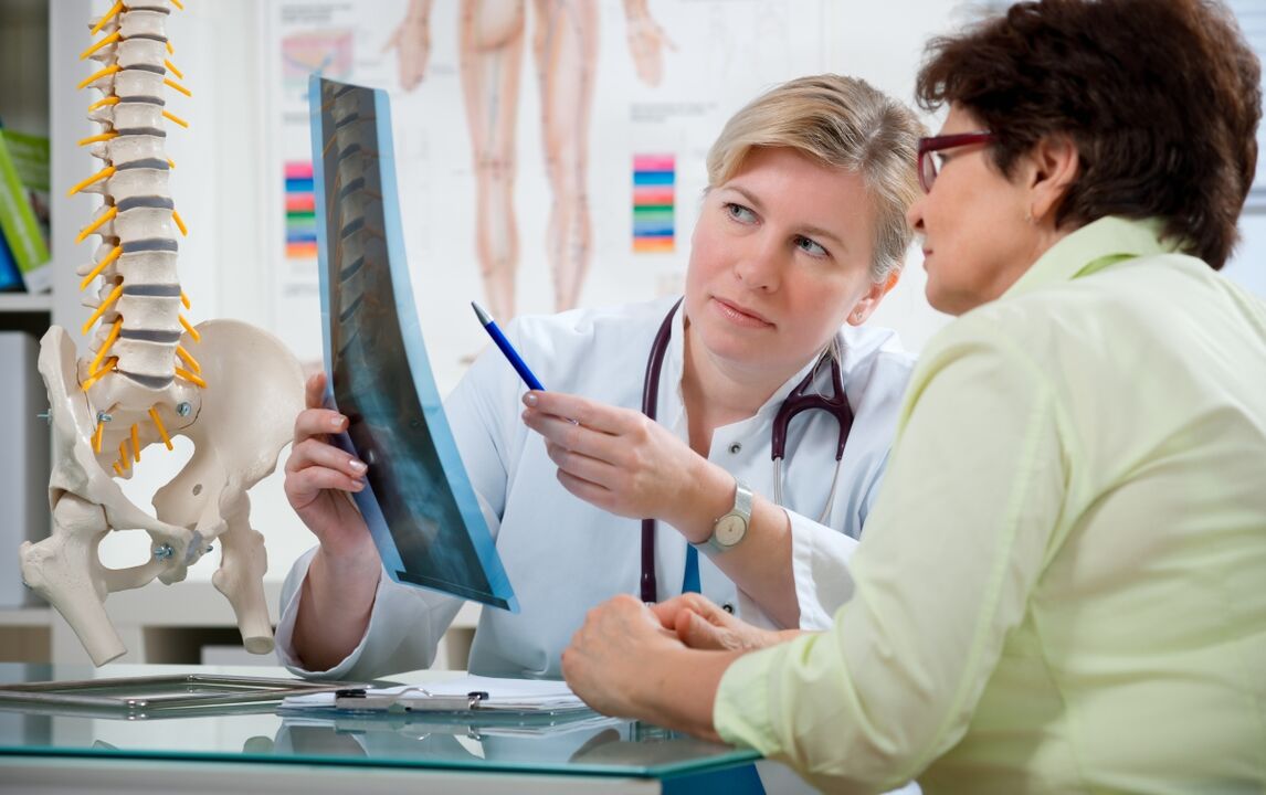 ο γιατρός δίνει συστάσεις για την αυχενική οστεοχονδρωσία
